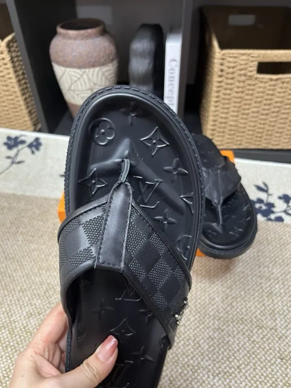 P270🏆Louis Vuitton 🏆[Louis Vuitton] Spring/Summer 2025 [Men's Flip Flops] 🎯🎯As an active family in the fashion industry ⭐ Lv is characterized by bold innovation ⚡Create this casual business style for Chinese fashionable men ✨The fabric is made of imported high-grade cowhide 🔥 Clean and neat ⚡Fashionable and elegant🌹Breathable, sweat-absorbent and deodorant👈So luxurious, high-end and domineering. 👍Must be sold if you repost the picture. Number of yards: 38--46. Color: 🎉 For large quantities. Welcome to repost.